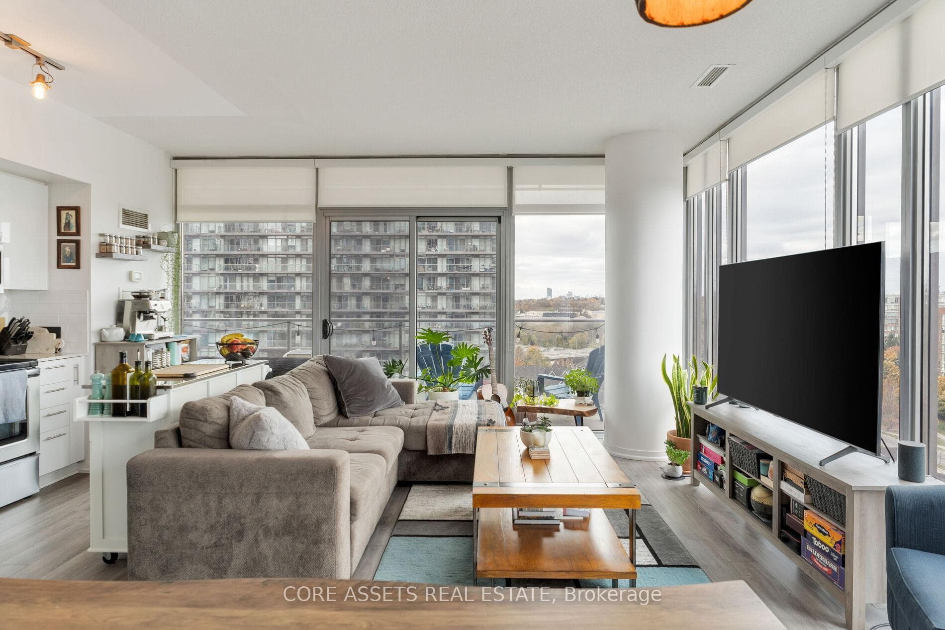 103 The Queensway Avenue Unit 1013 photo 4
