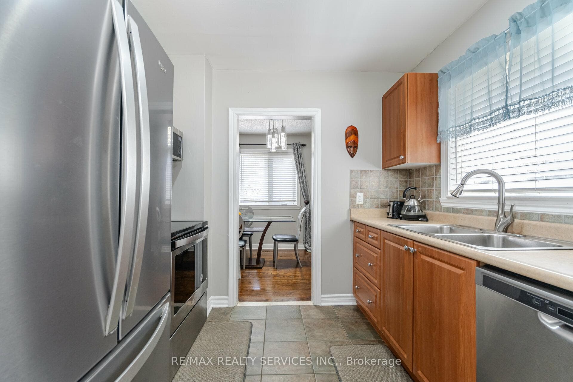 69 Town House Crescent photo 6