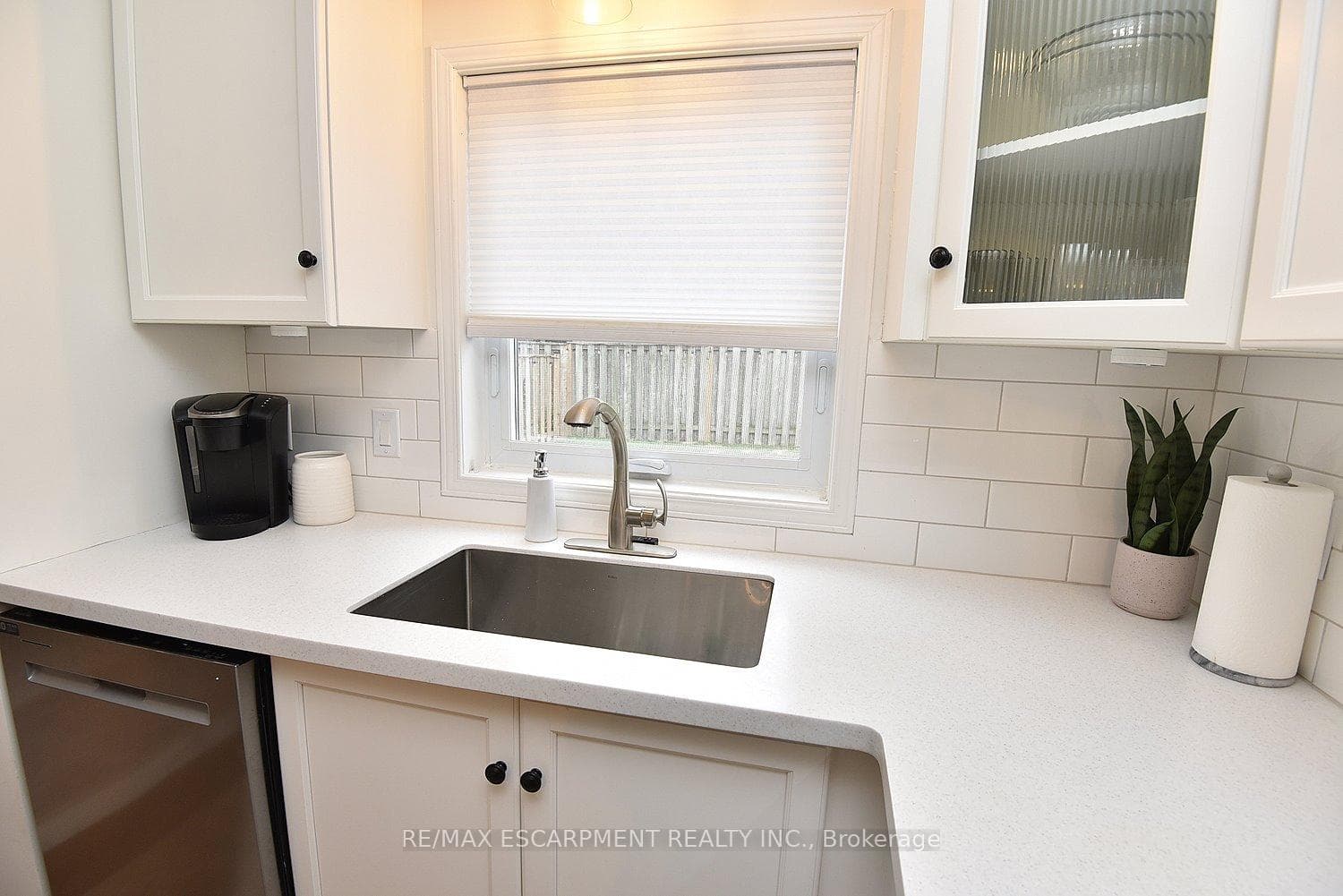 111 Magnolia Crescent photo 15