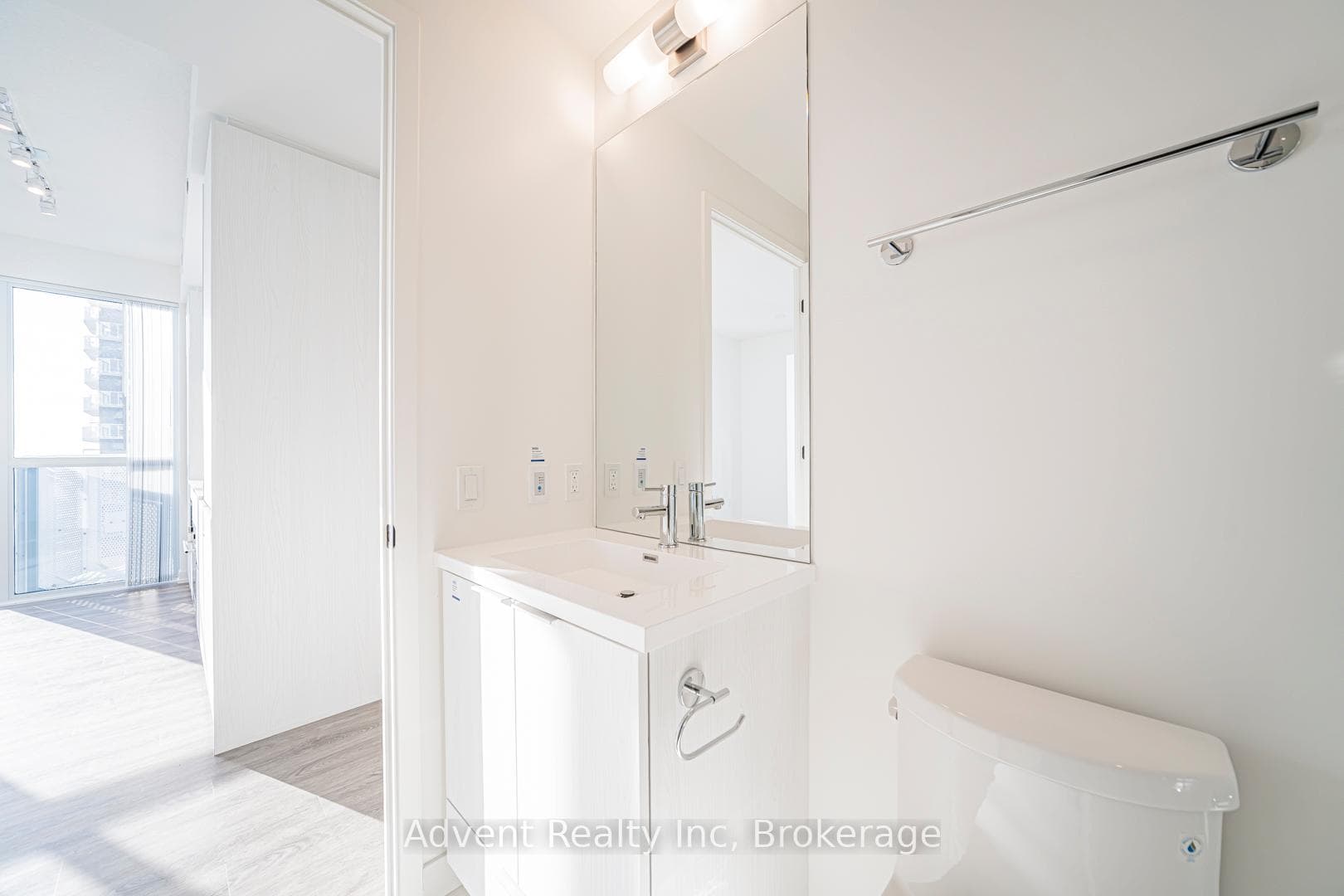 8 Interchange Way Unit 5512 photo 18