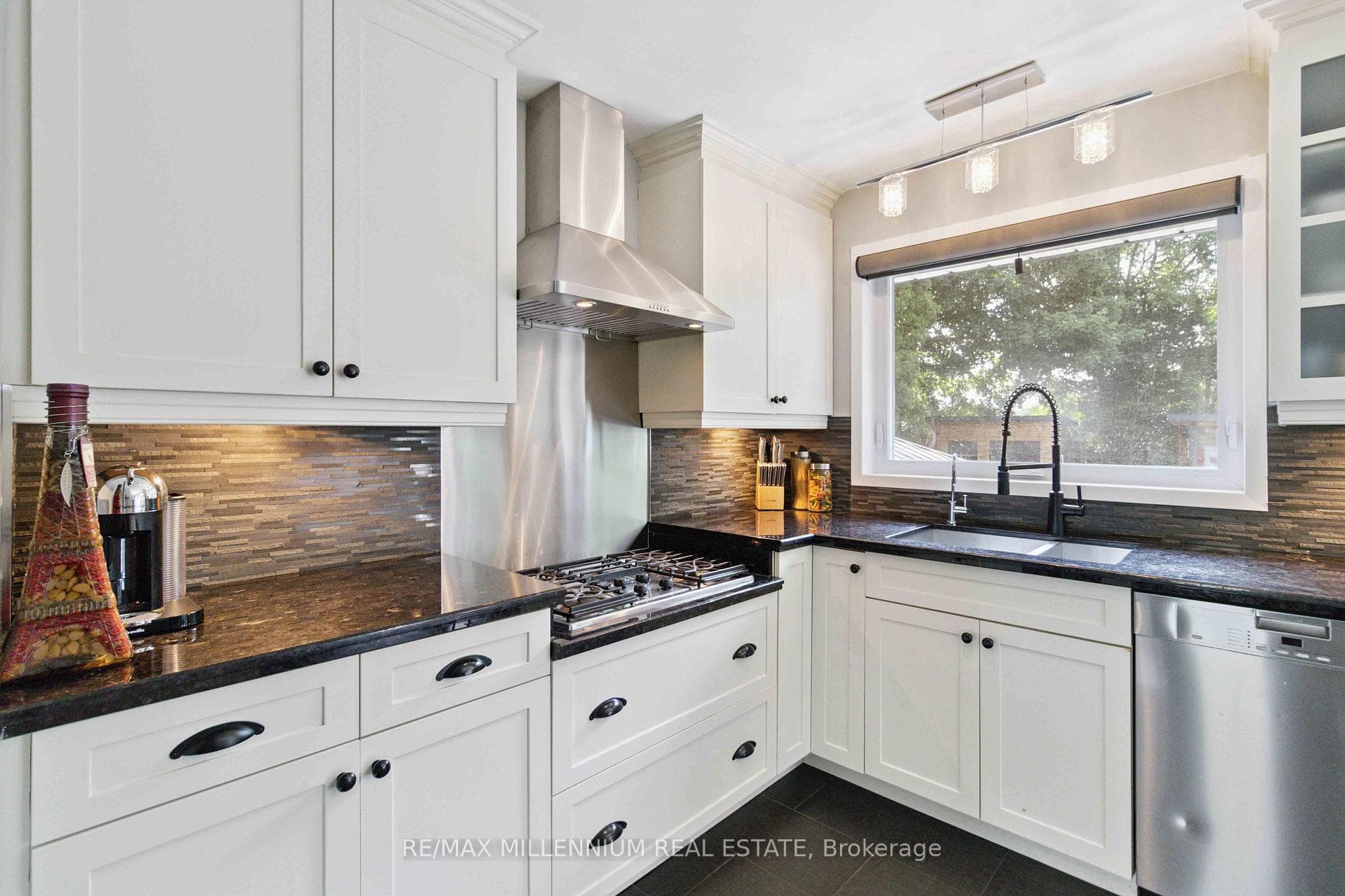 250 Daphne Avenue photo 19
