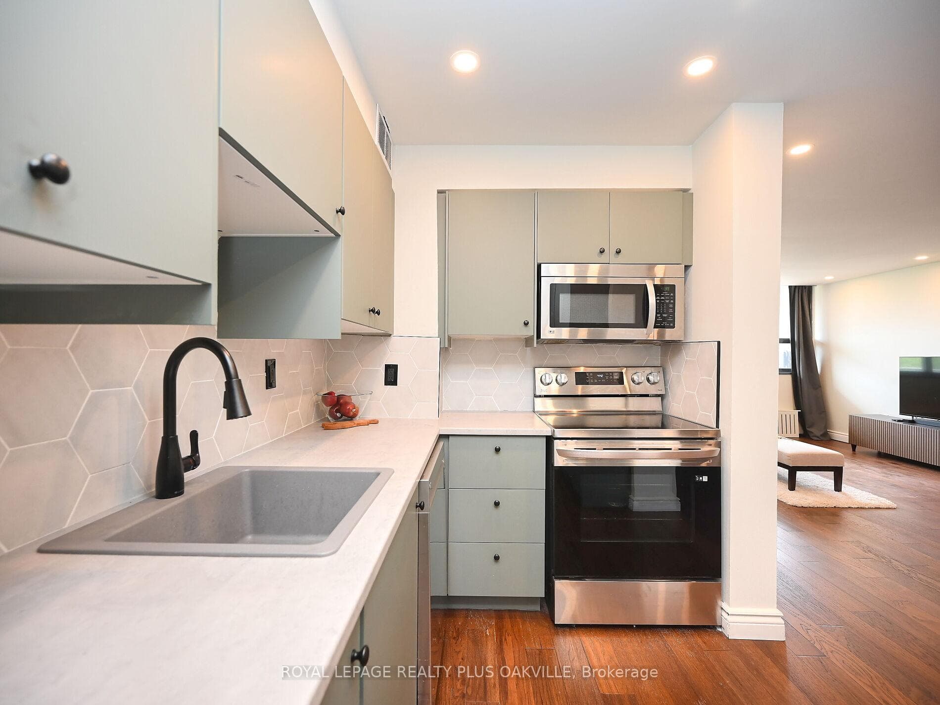 212 Kerr Street Unit 704 photo 17