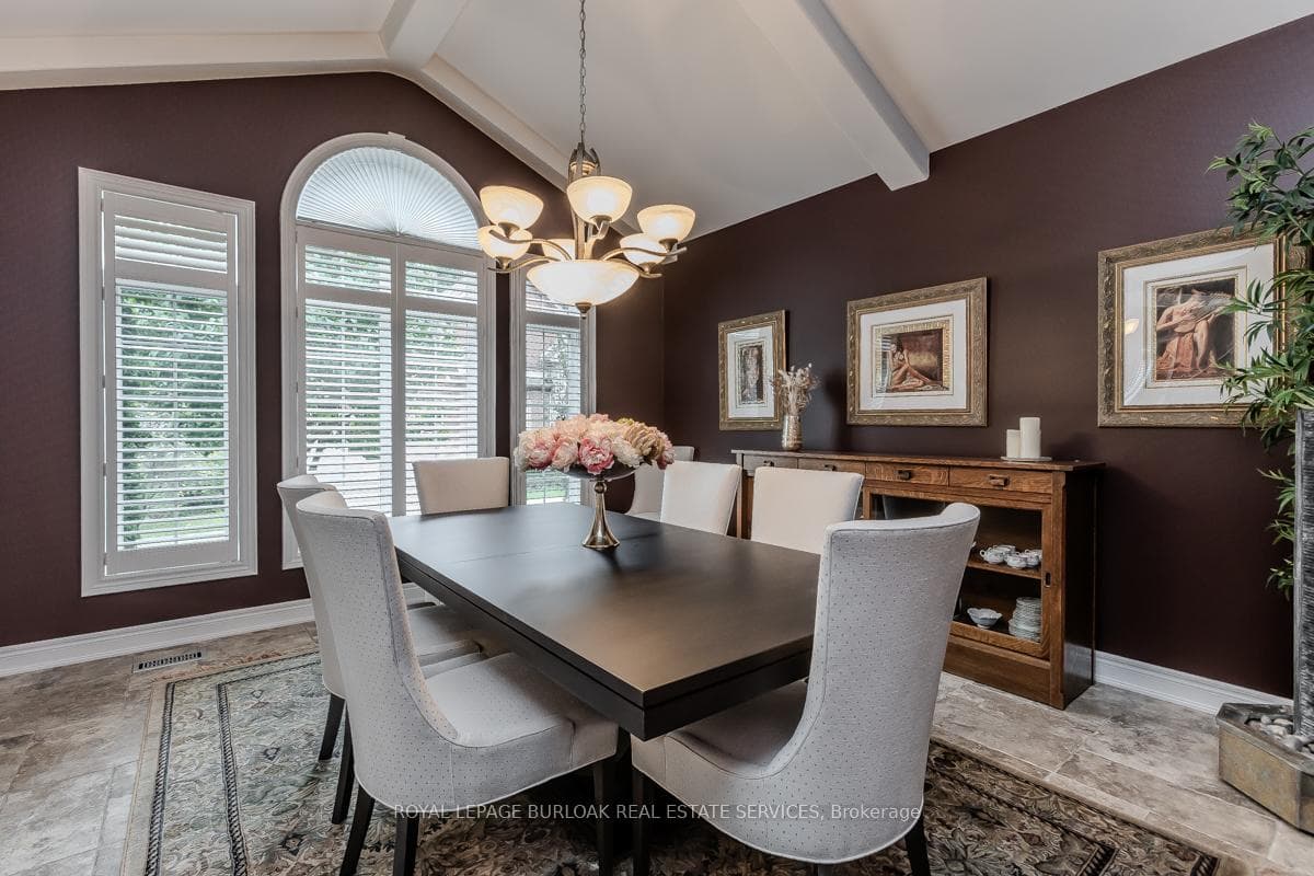 11'9" vaulted ceiling