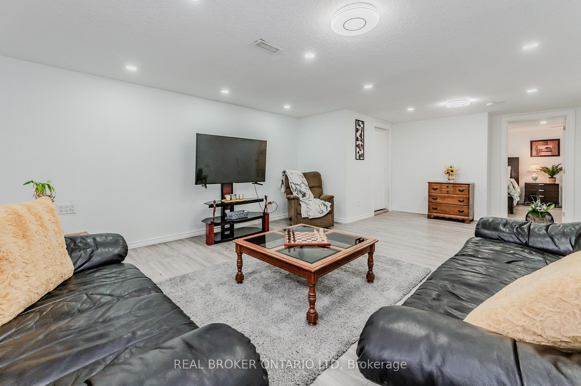 8 HAHN Place photo 29