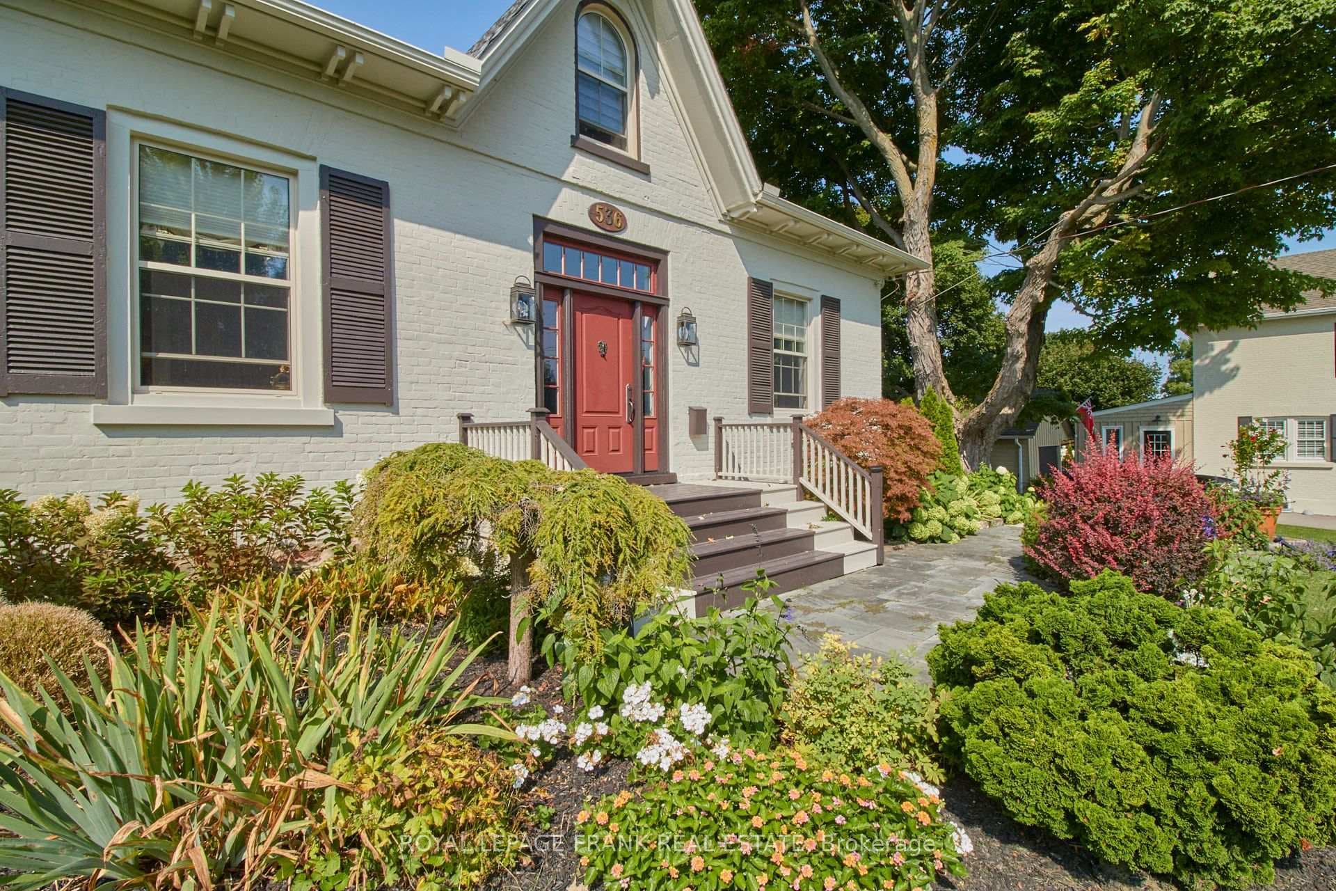 536 Centre Street photo 4