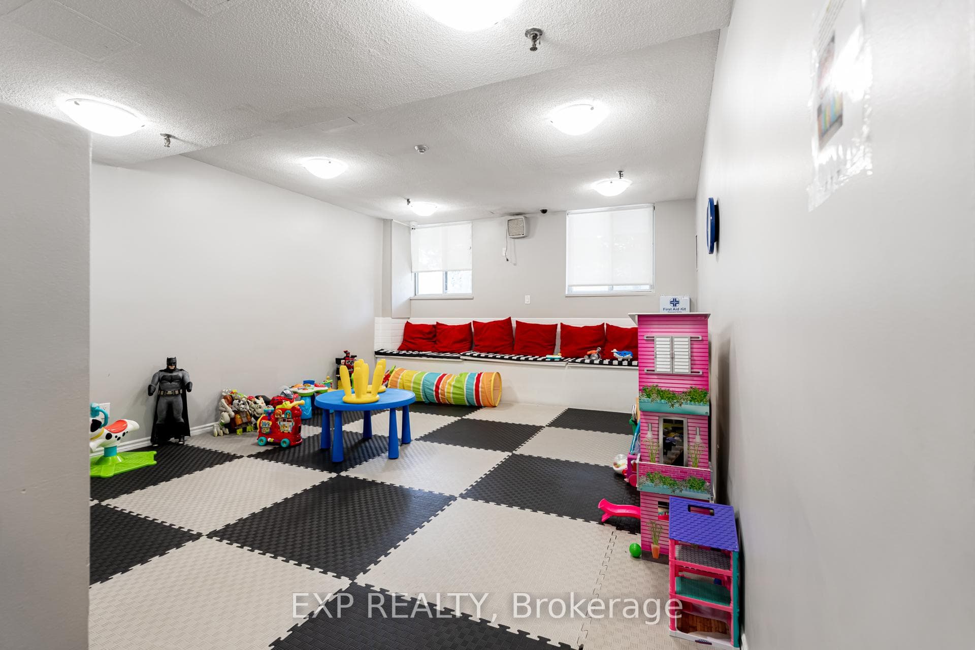 85 Emmett Avenue Unit 1607 photo 22