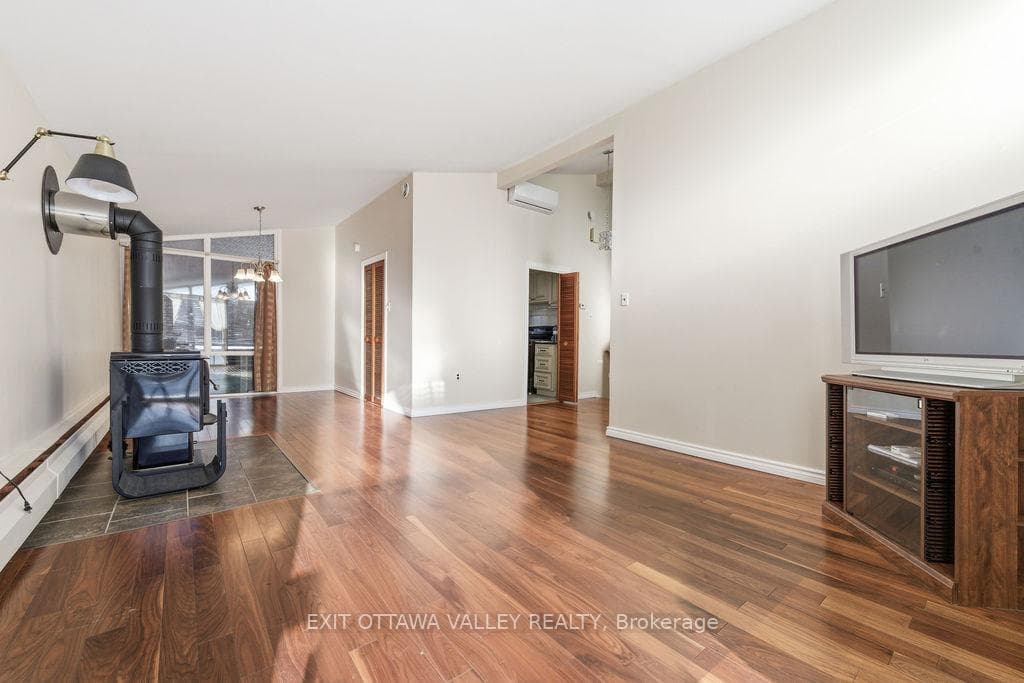 3 Newton Crescent photo 8