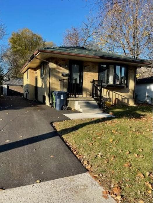 76 Vanbrugh Avenue Unit Lower photo 2
