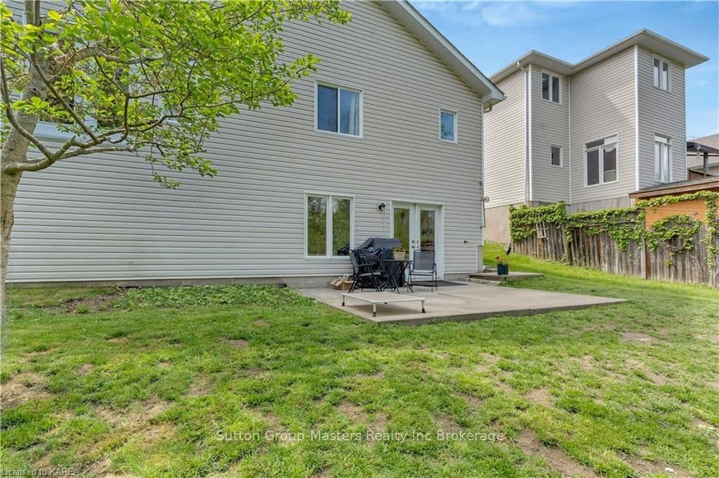 494 WESTON Crescent photo 47
