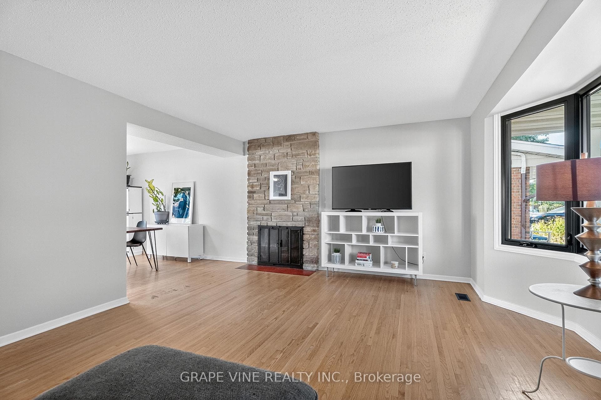 2405 Dwight Crescent photo 11