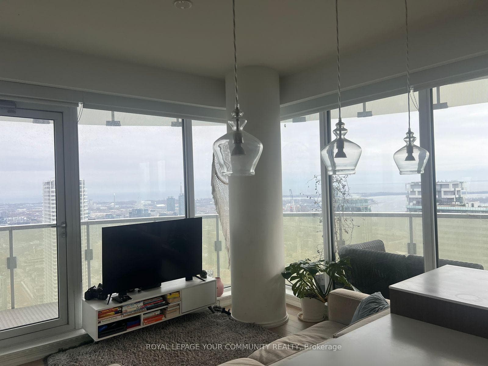 197 Yonge Street Unit 4705 photo 8