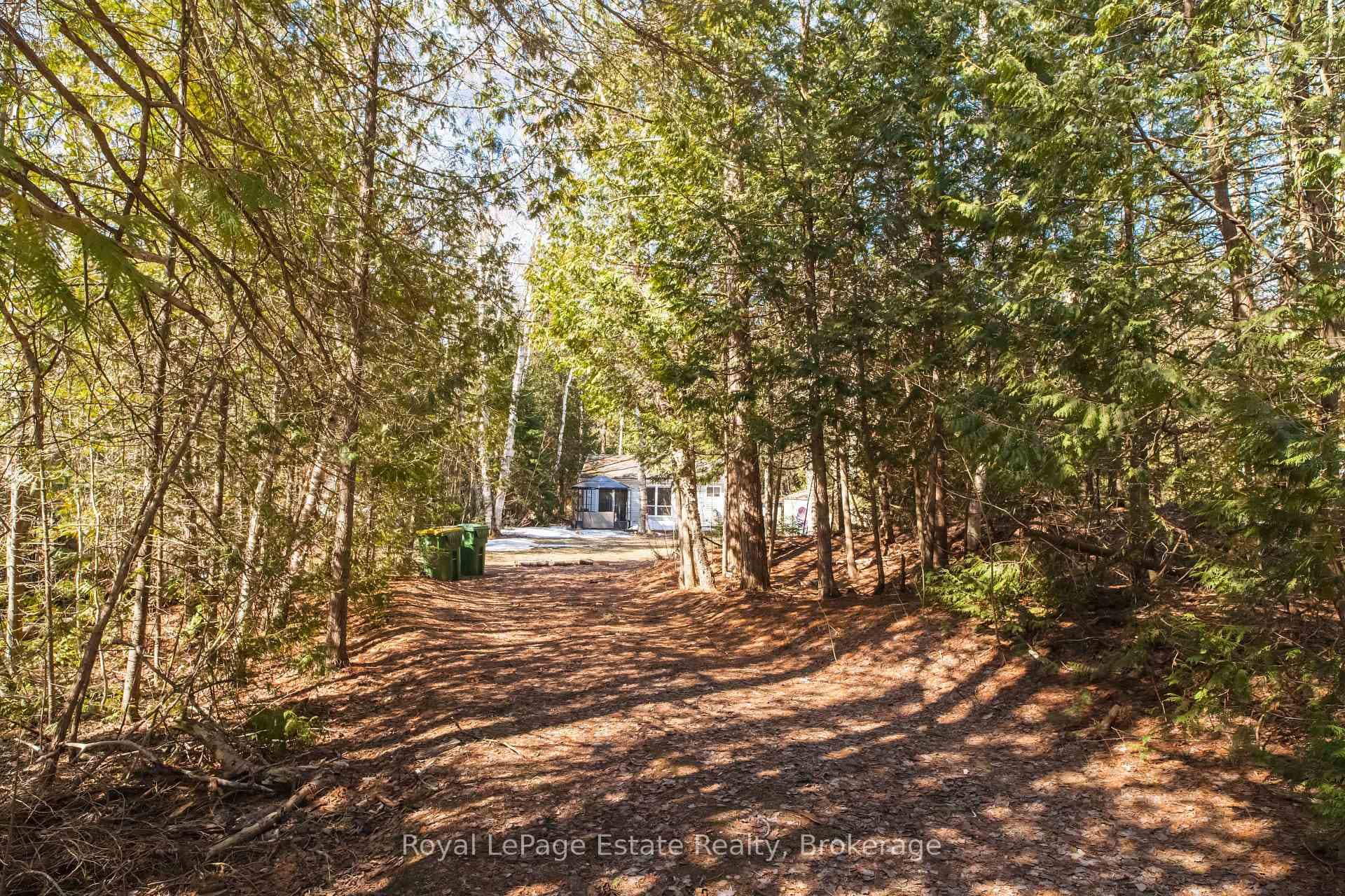 49 Thompson Avenue photo 1