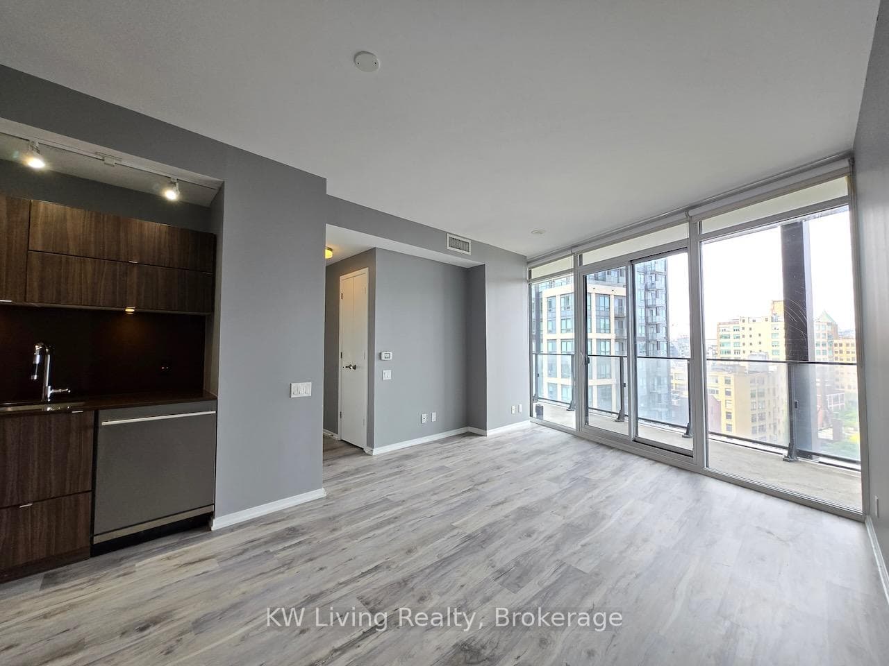 125 Peter Street Unit 901 photo 2