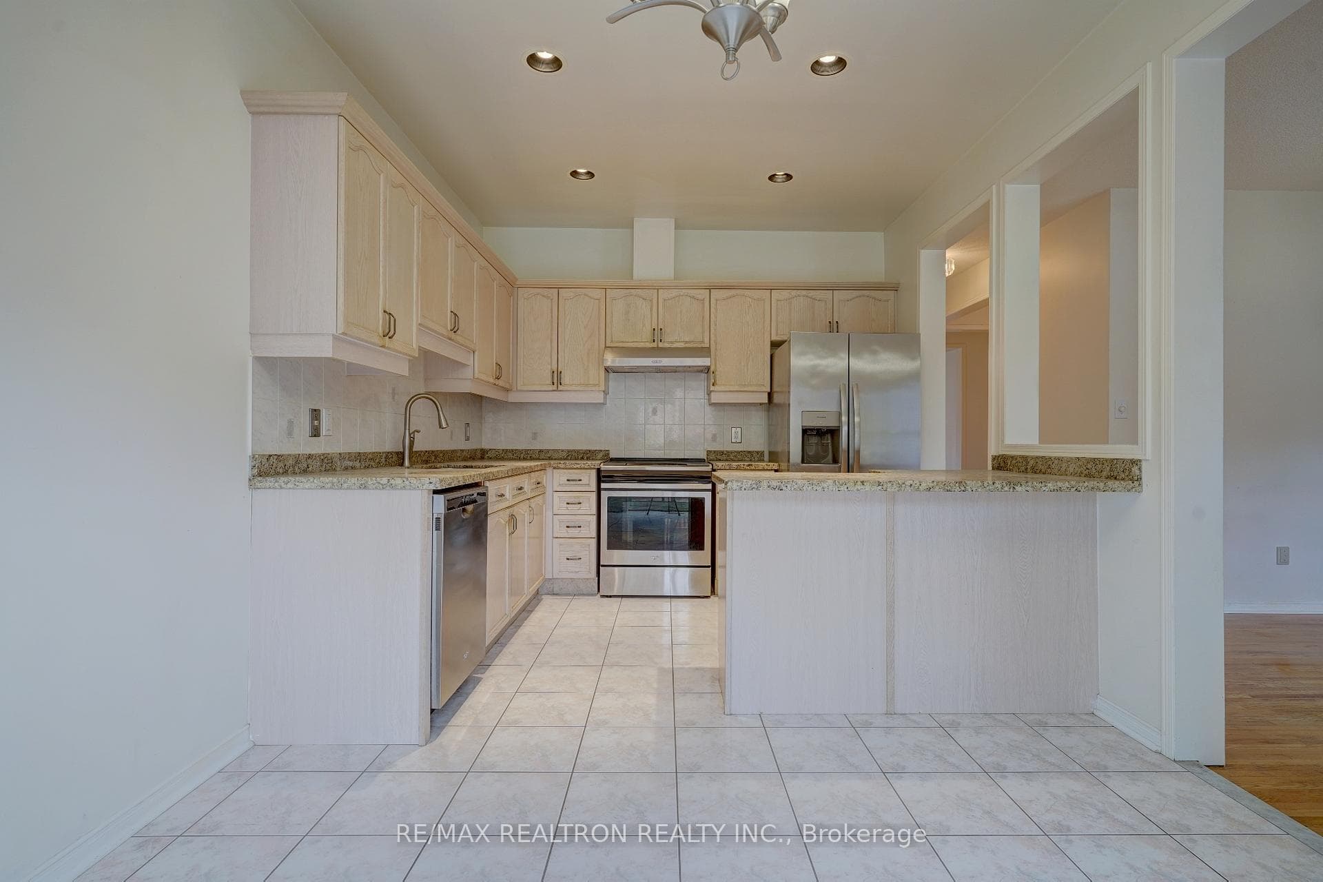 1448 Sandhurst Crescent photo 14