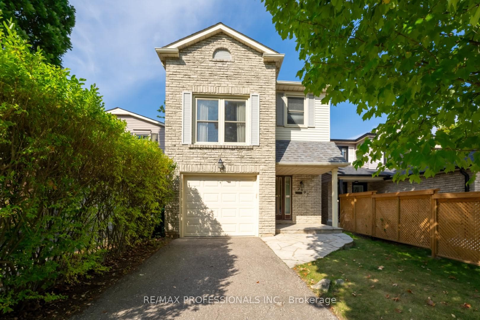 2697 Romark Mews photo 1