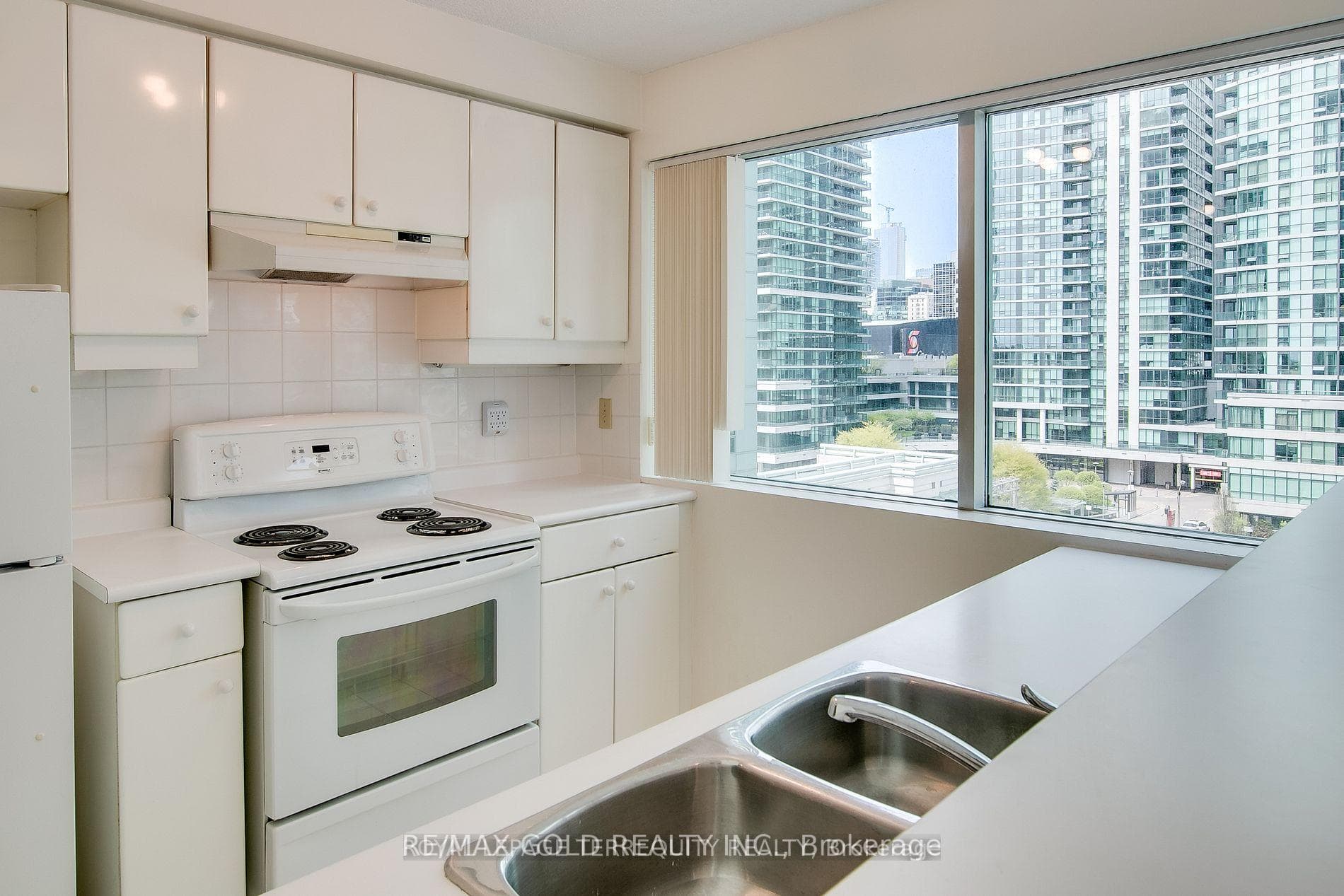 10 Queens Quay Unit 603 photo 3