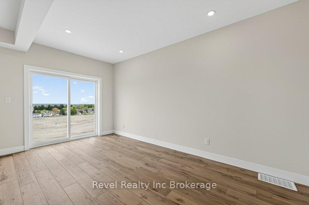 323 Kading Crescent photo 14