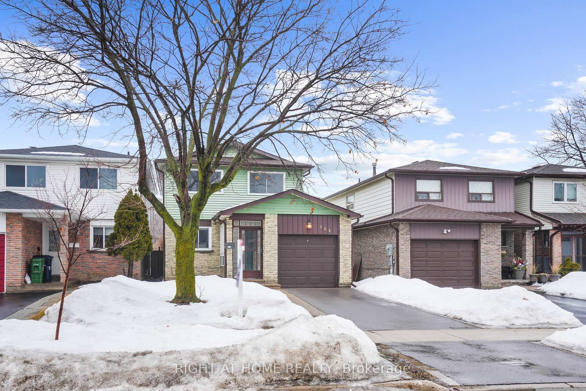 204 Invergordon Avenue photo 3