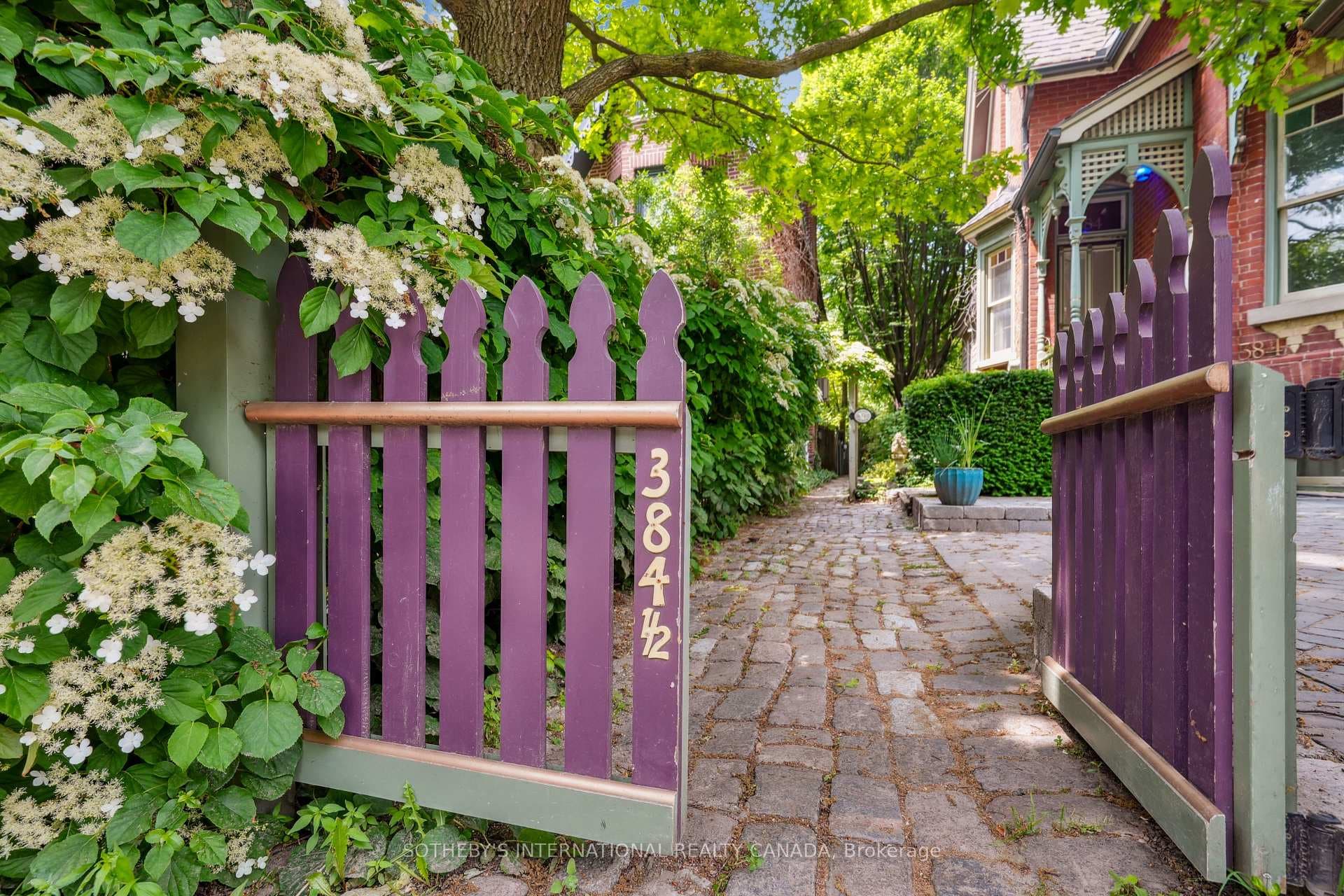 384 1/2 Sumach Street photo 43
