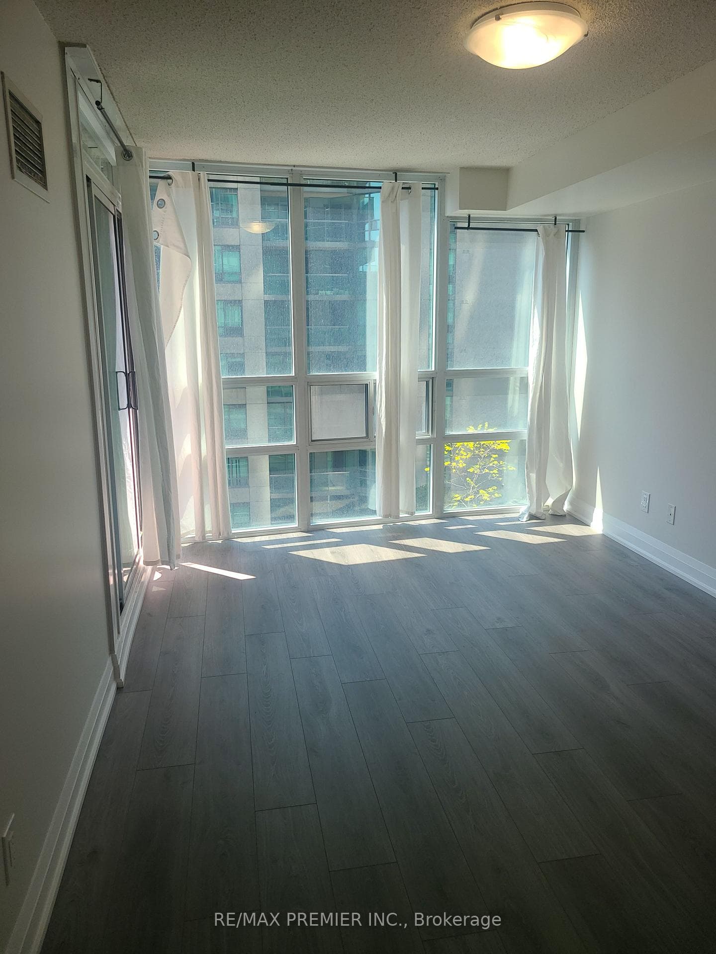 30 Grand Trunk Crescent Unit 1112 photo 9
