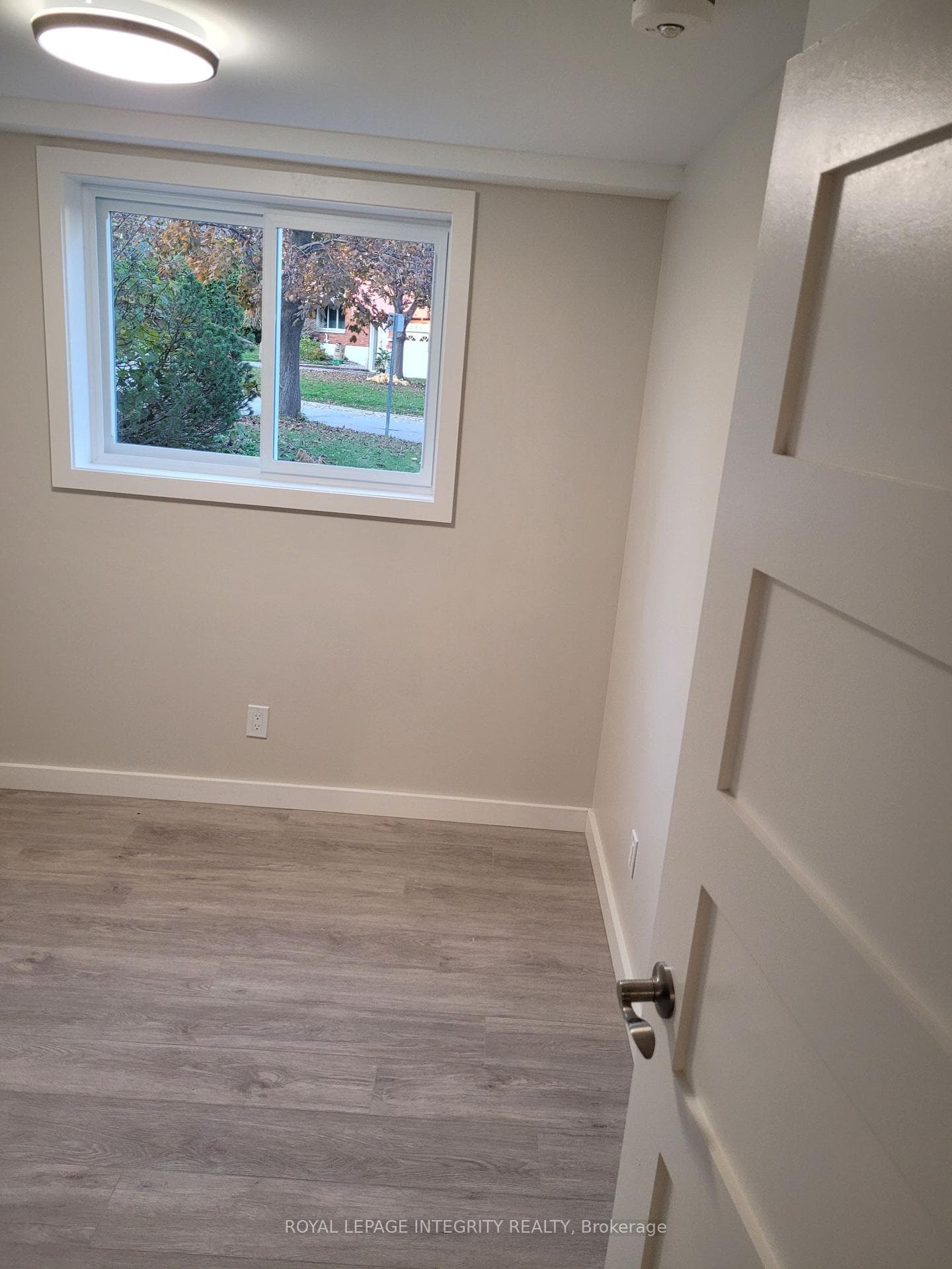 mid level bedroom (basement apt)