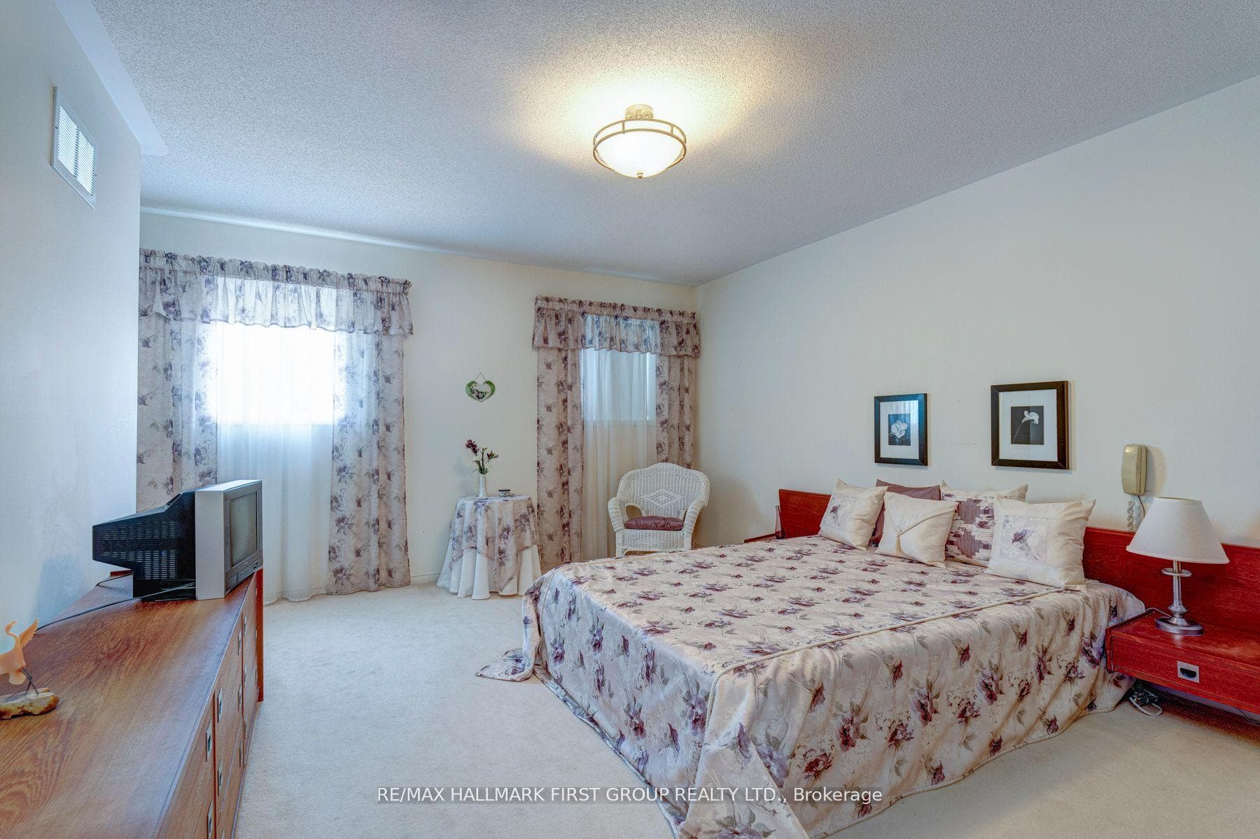 1300 Ashgrove Crescent photo 21