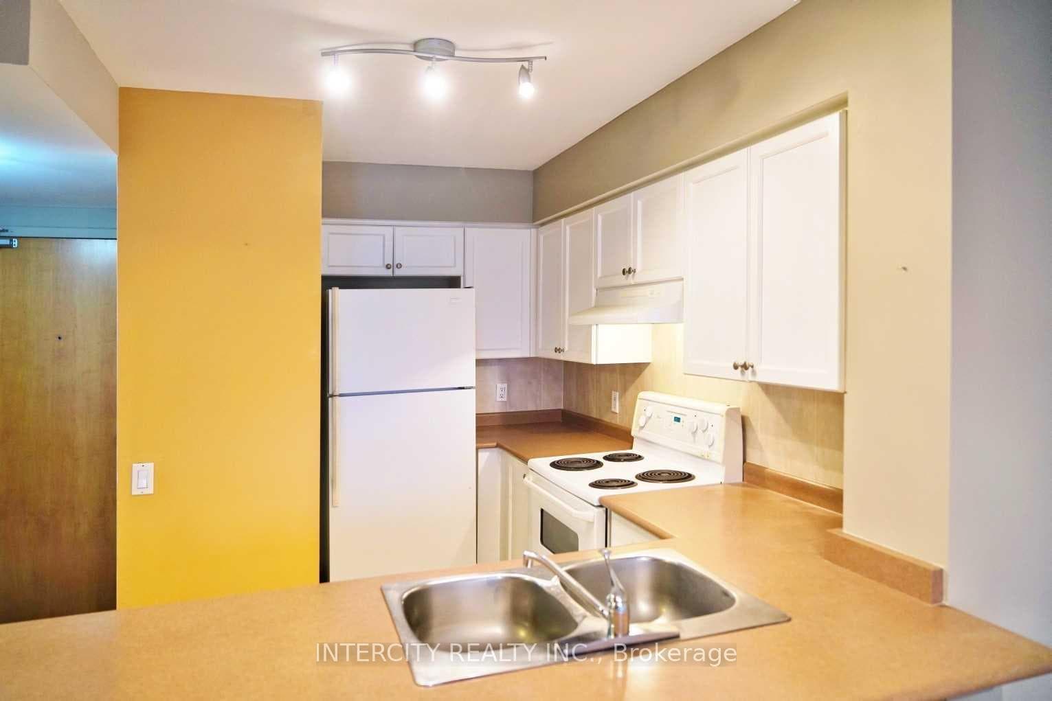 9017 Leslie Street Unit 202 photo 3