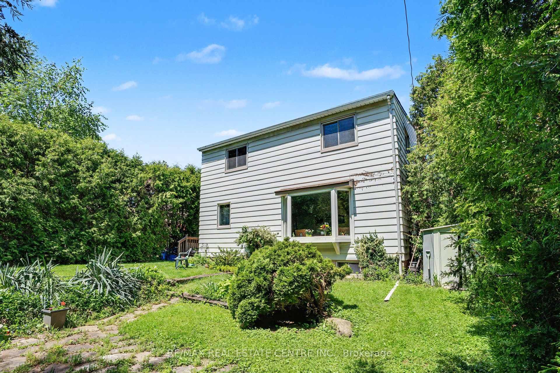 2068 Wellington Avenue photo 35
