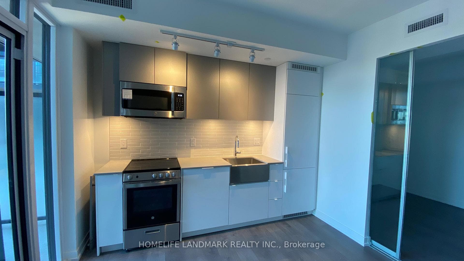 270 Dufferin Street Unit 712 photo 18