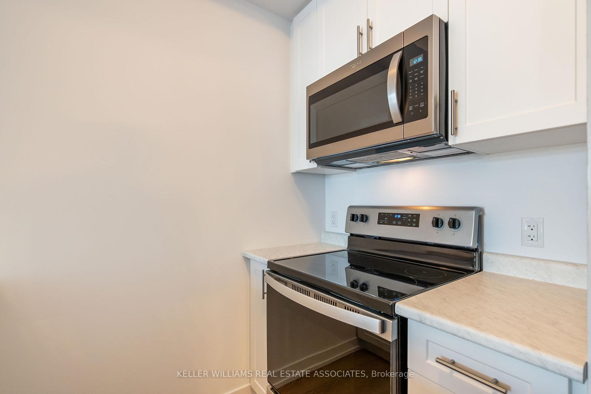 470 Dundas Street Unit 706 photo 4
