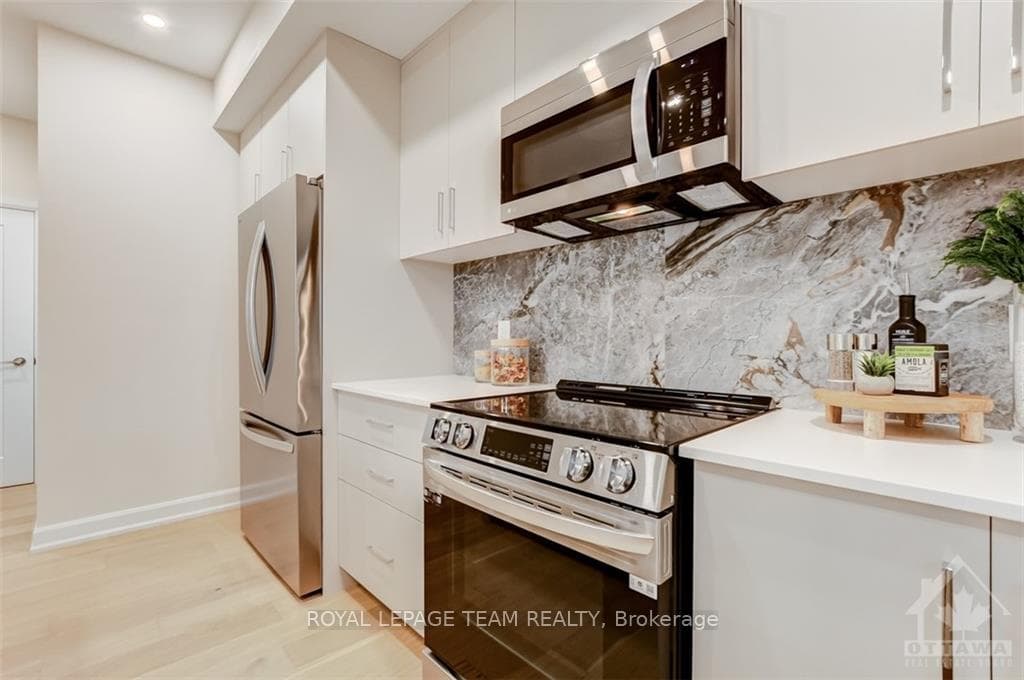 415 TWEEDSMUIR Avenue Unit A photo 12