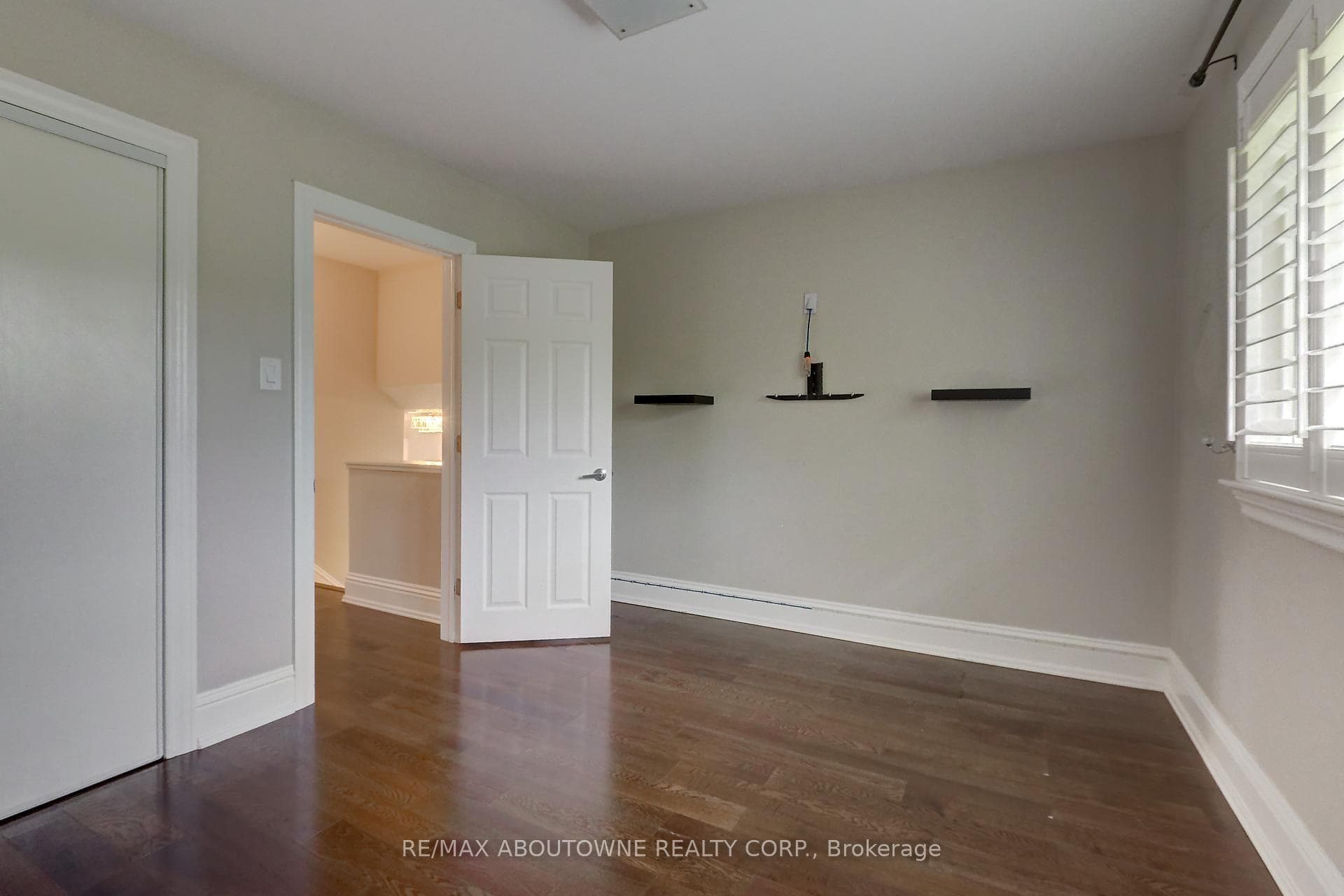 255 Wales Crescent photo 24