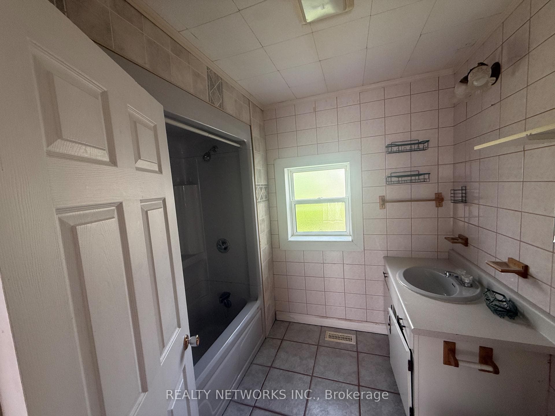 75 Maple Street photo 5