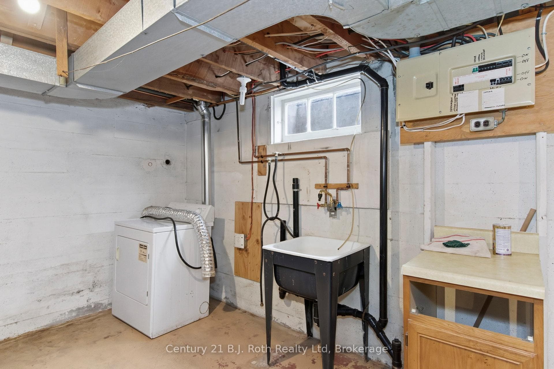 639 Yonge Street photo 31