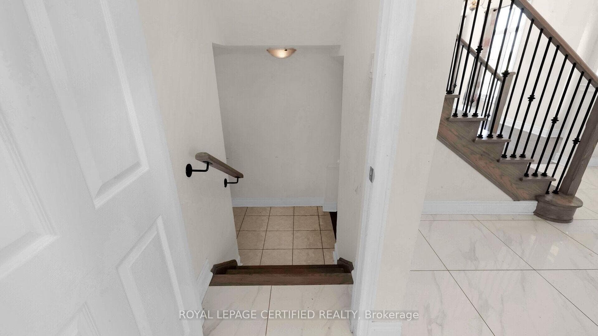 10096 Tenth Line photo 31