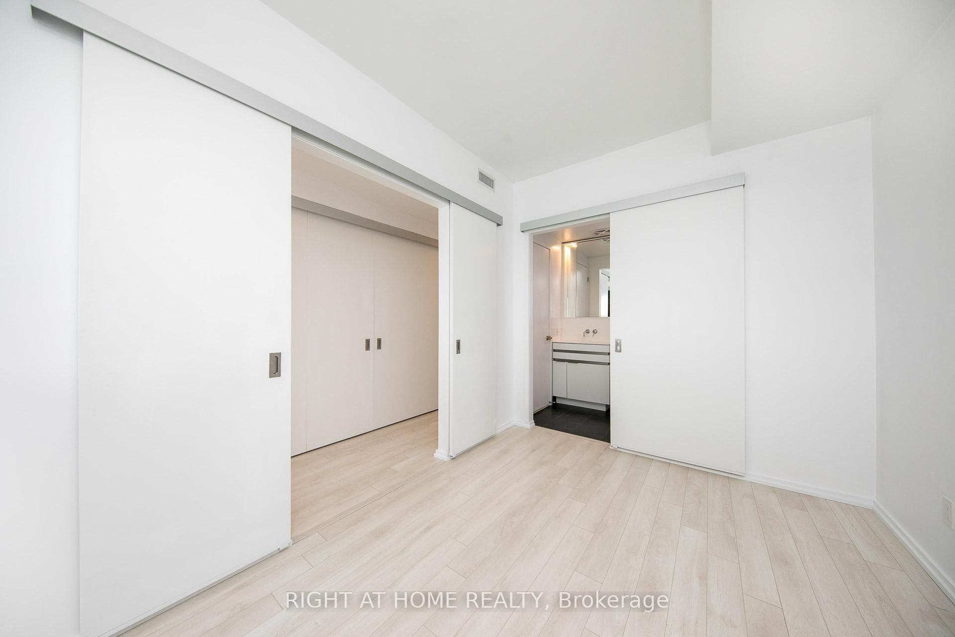 197 Yonge Street Unit 5310 photo 2