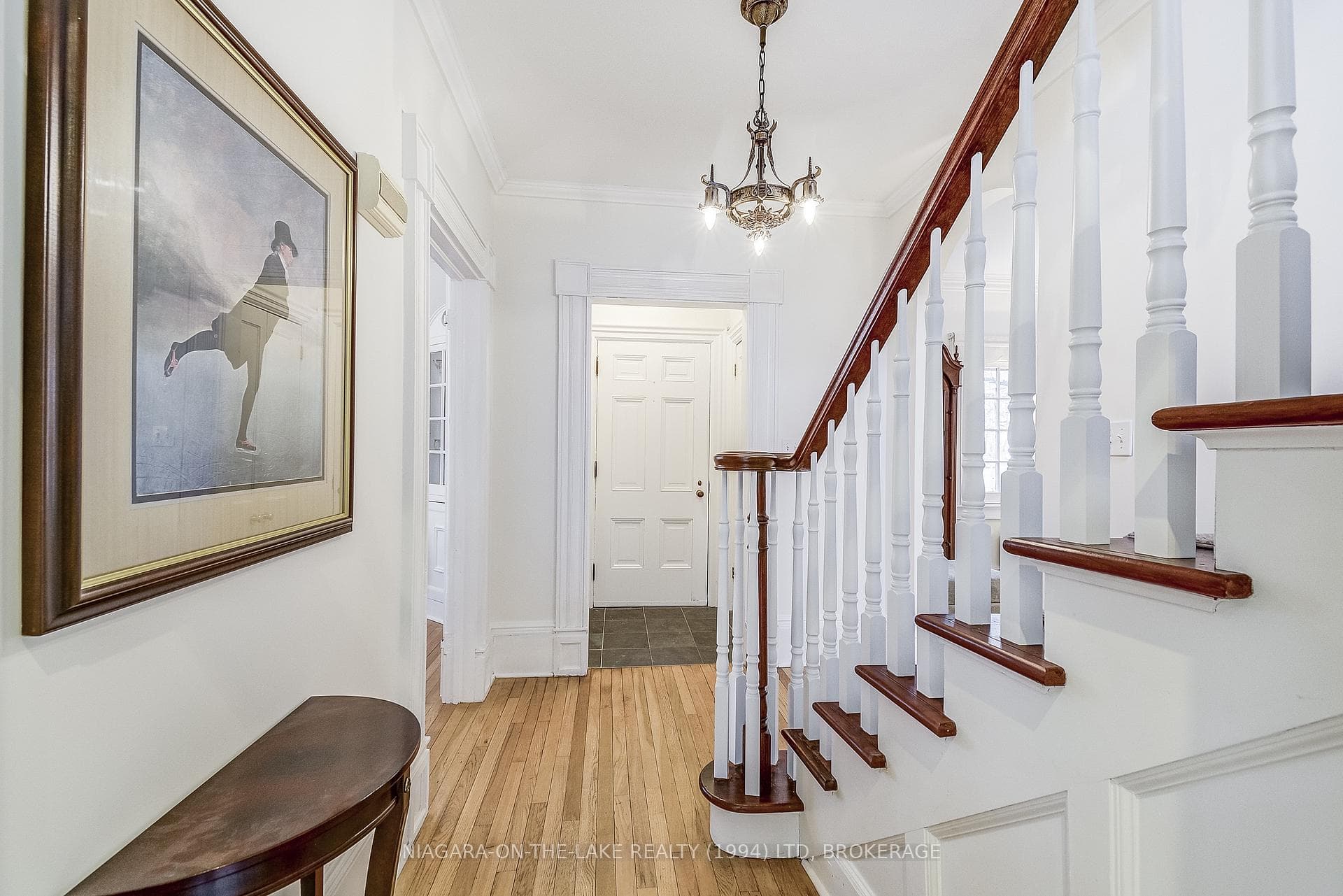 140 Simcoe Street photo 3