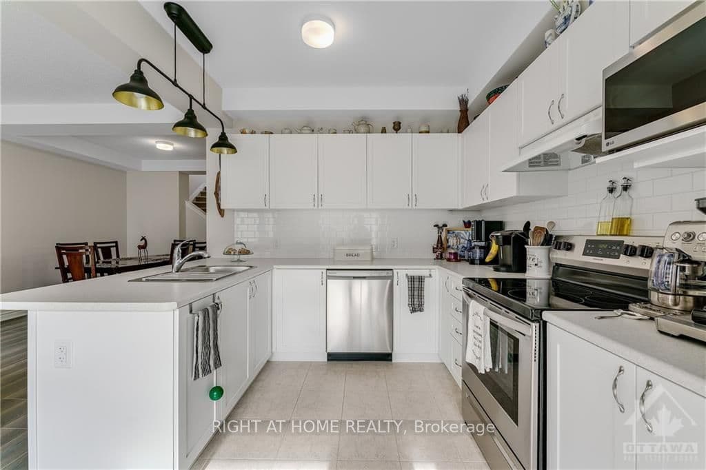 715 DERREEN Avenue photo 10