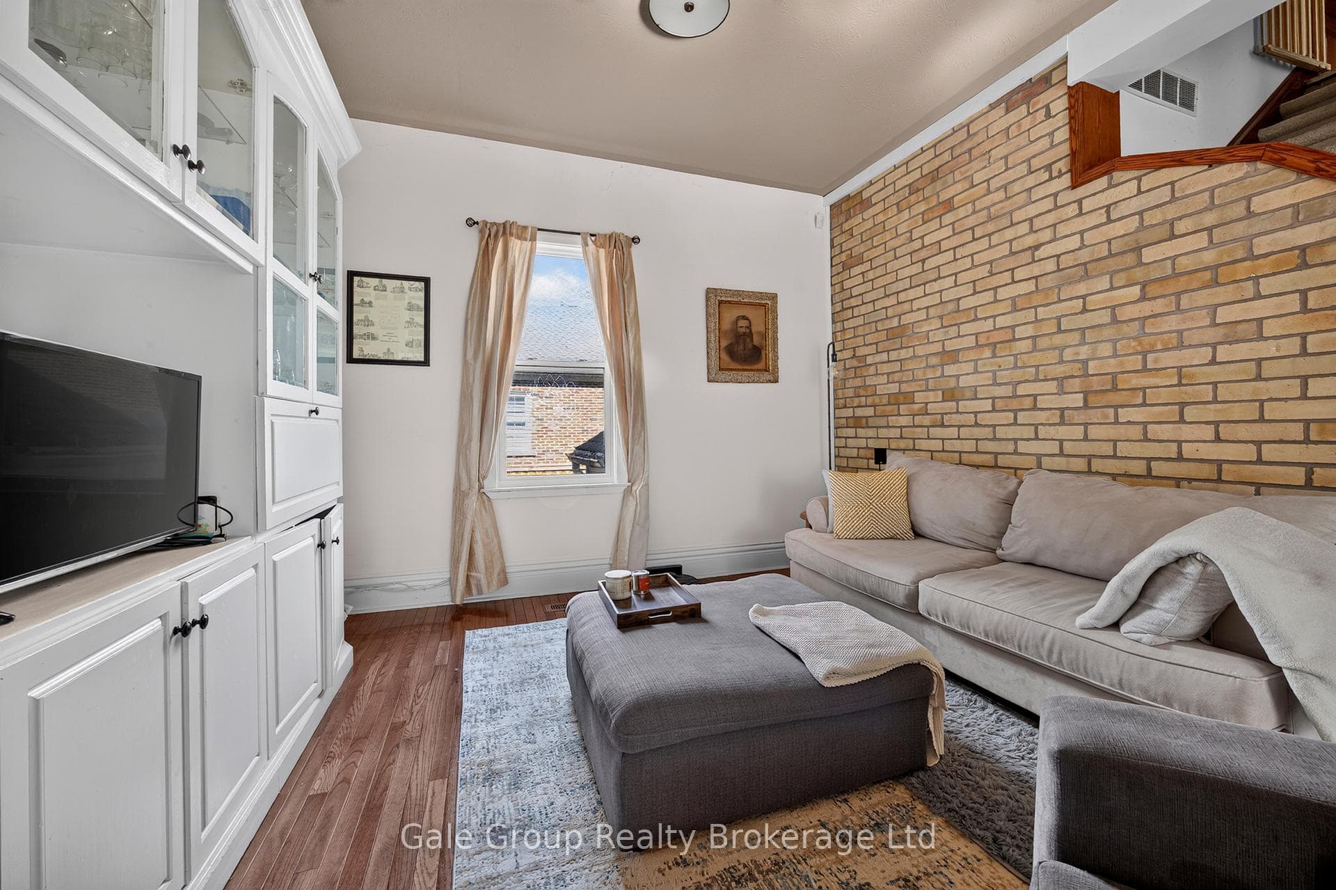 445 Vincent Street photo 9