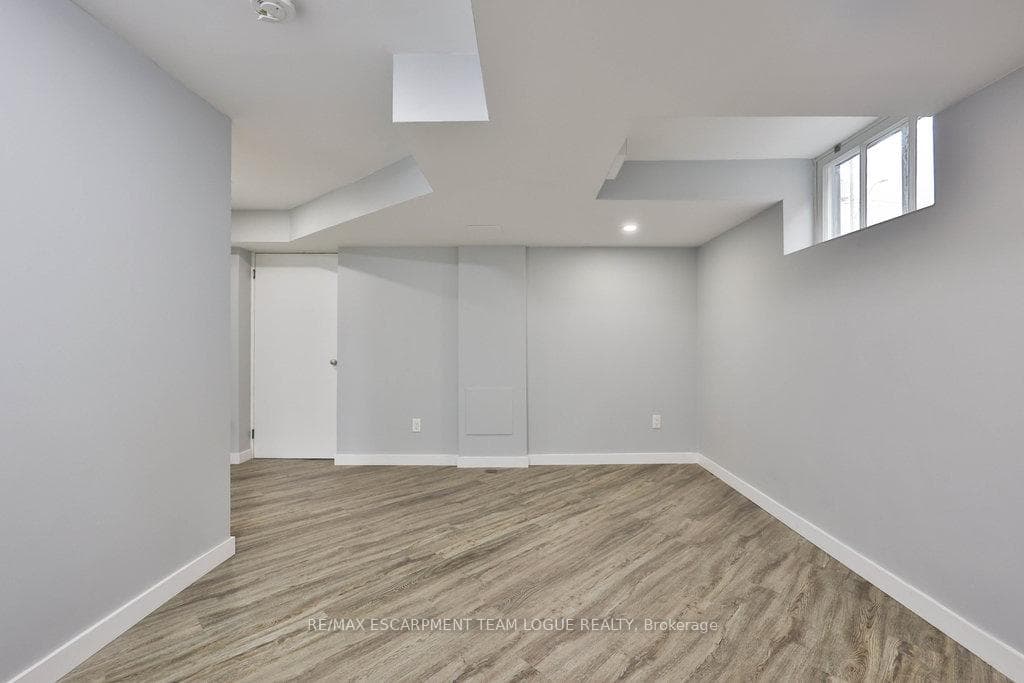 377 Osborne Street photo 34