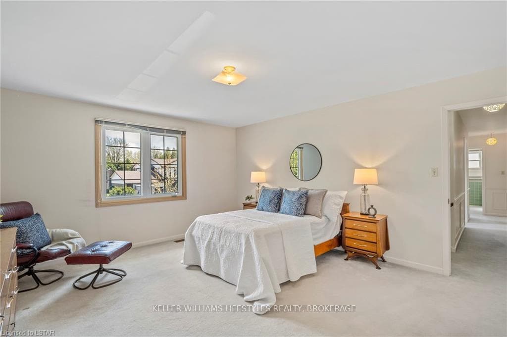 128 HILLSMOUNT Crescent photo 25