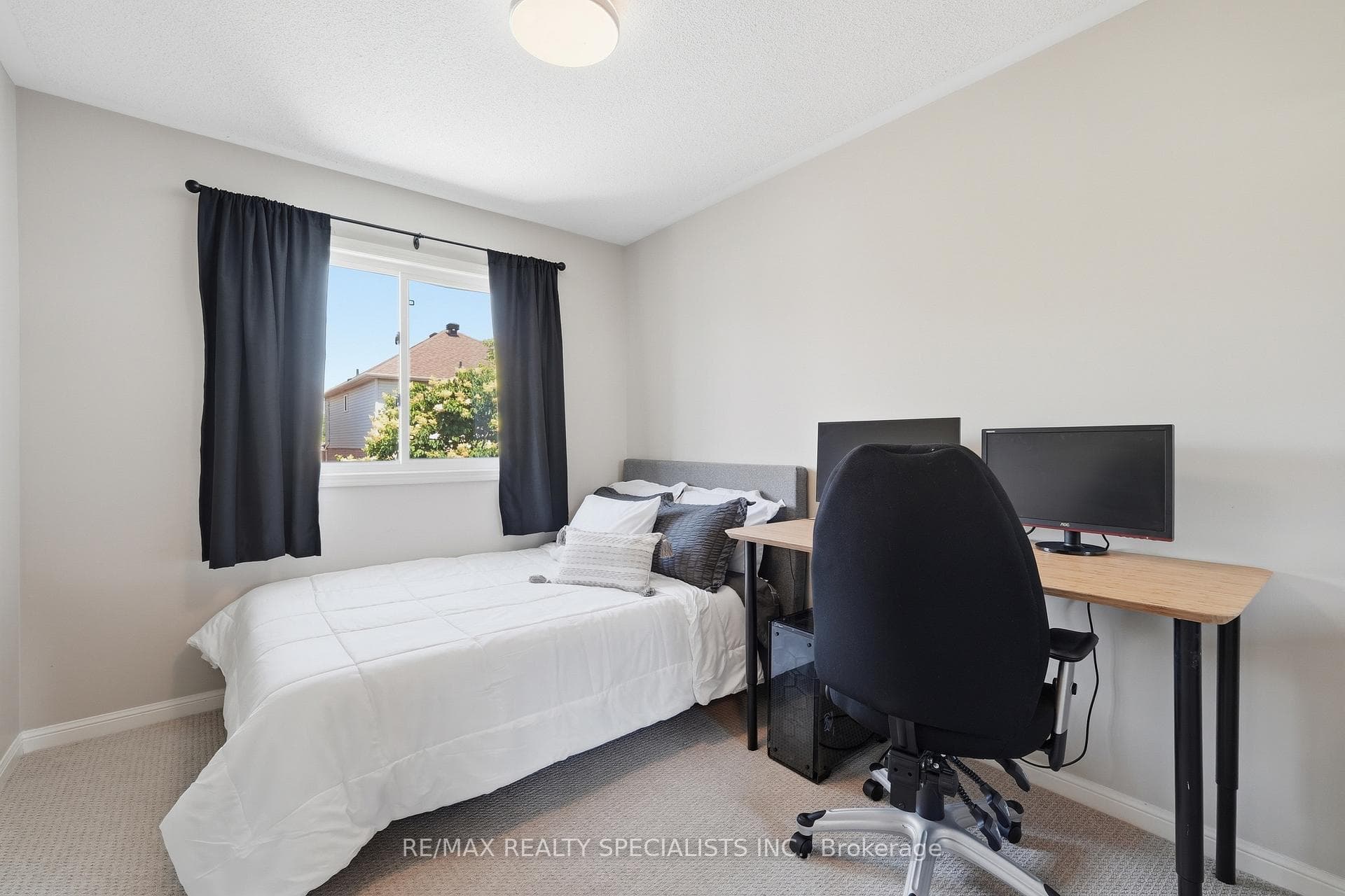 212 Ellis Crescent photo 23