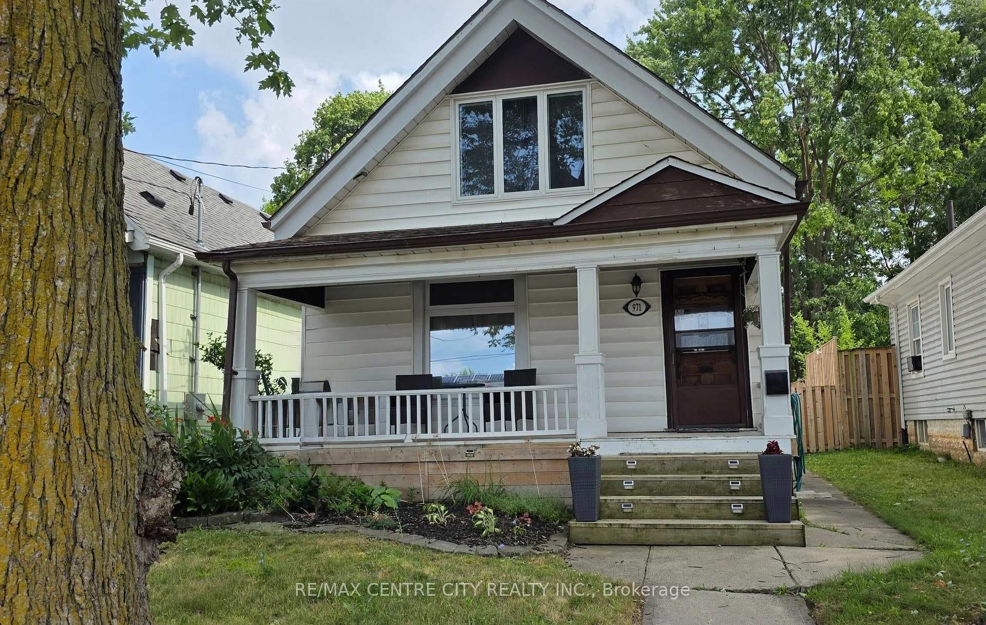 971 Elias Street photo 3
