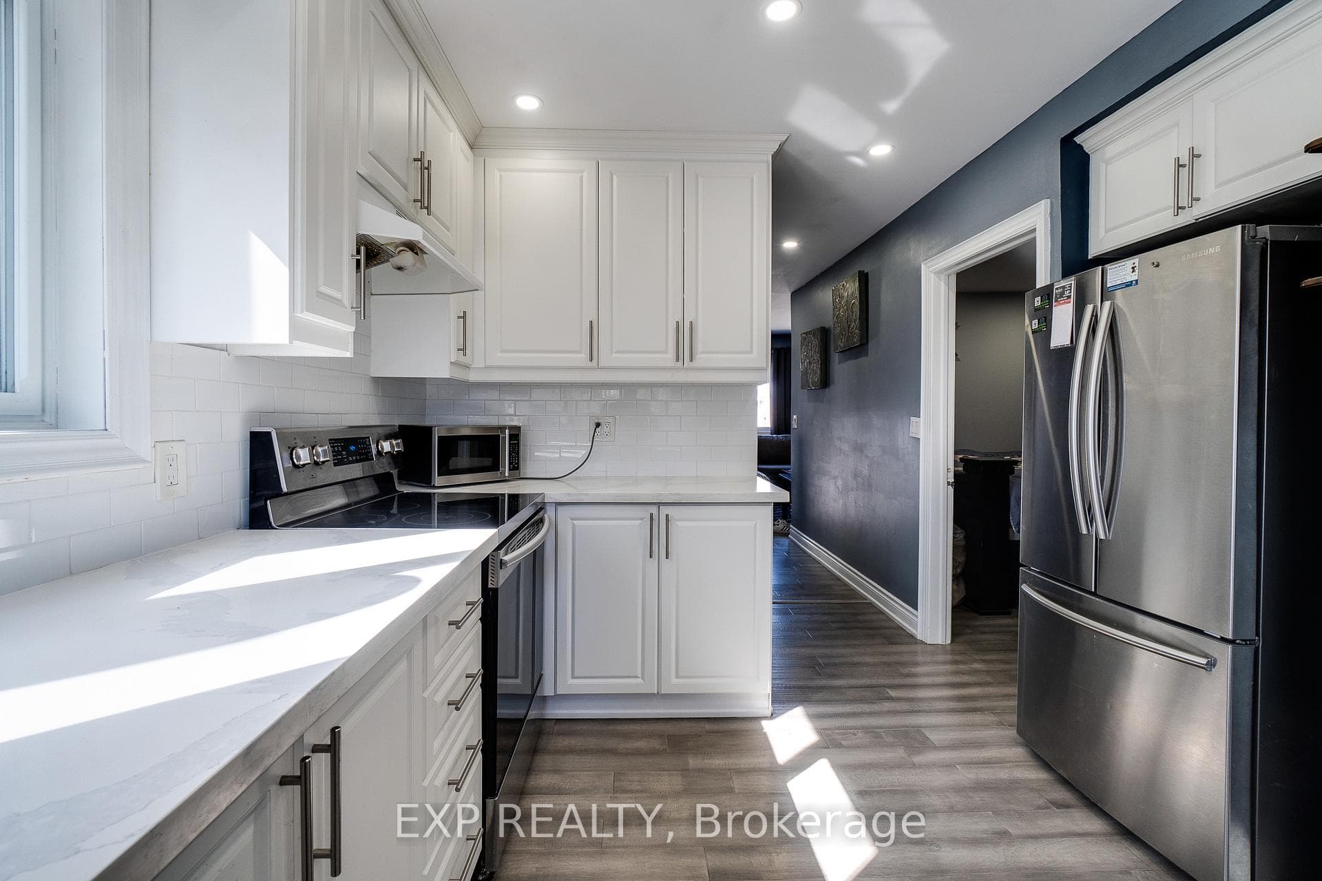 202 Roxborough Avenue photo 18