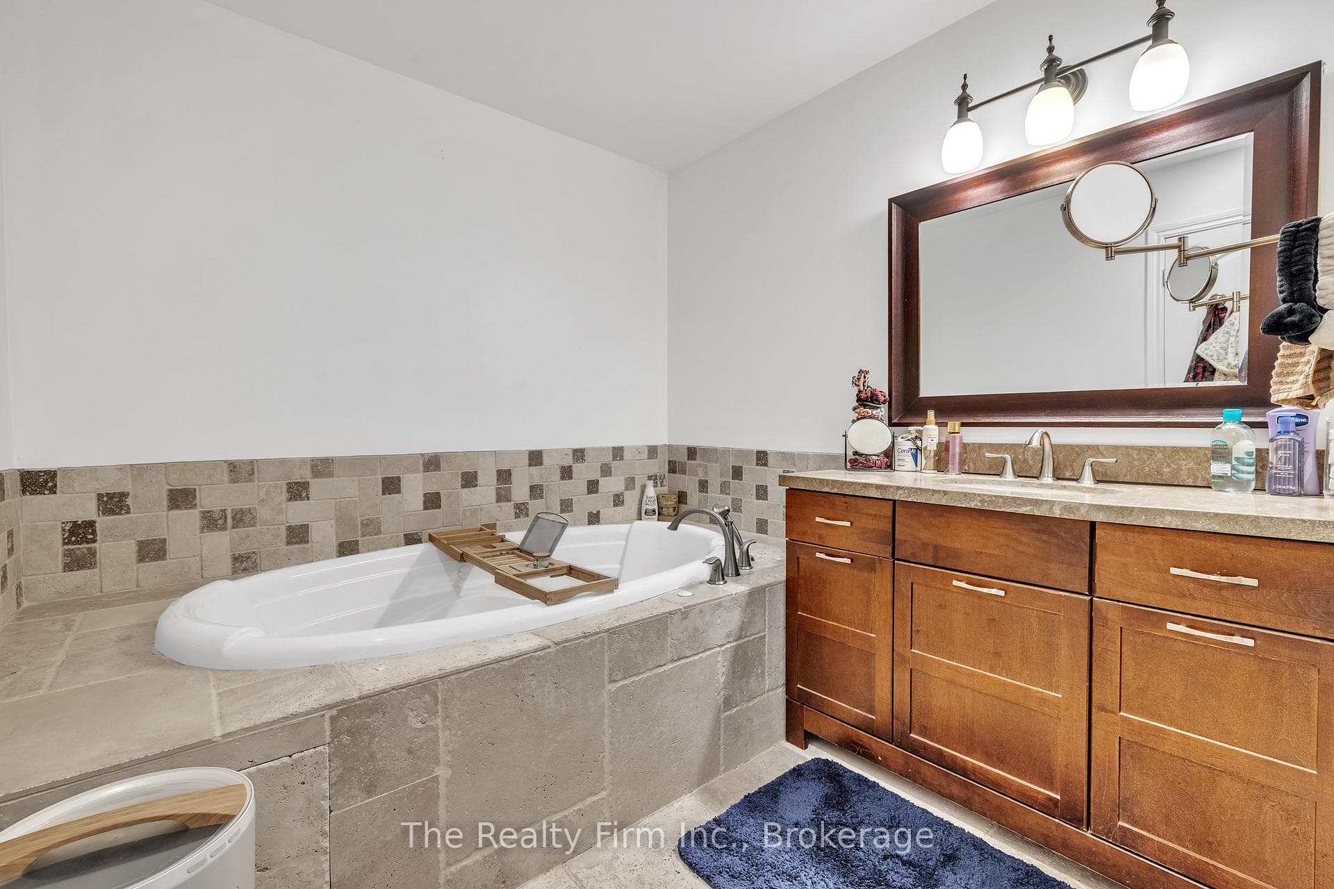 Primary ensuite jacuzzi tub