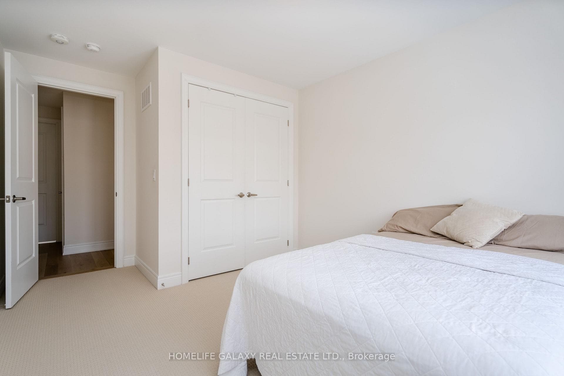 1071 Orenda Street photo 21
