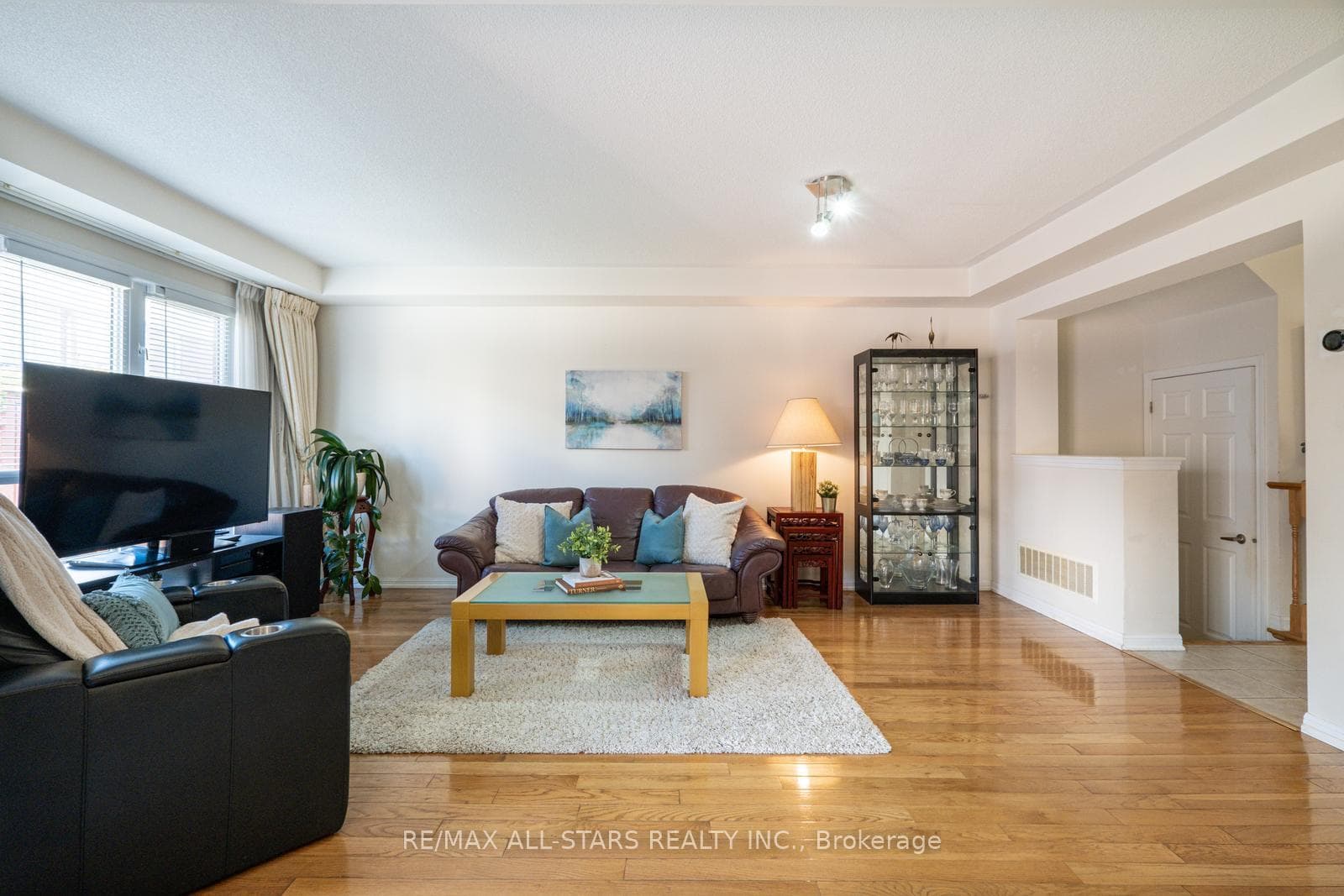 87 Jamesway Crescent photo 8