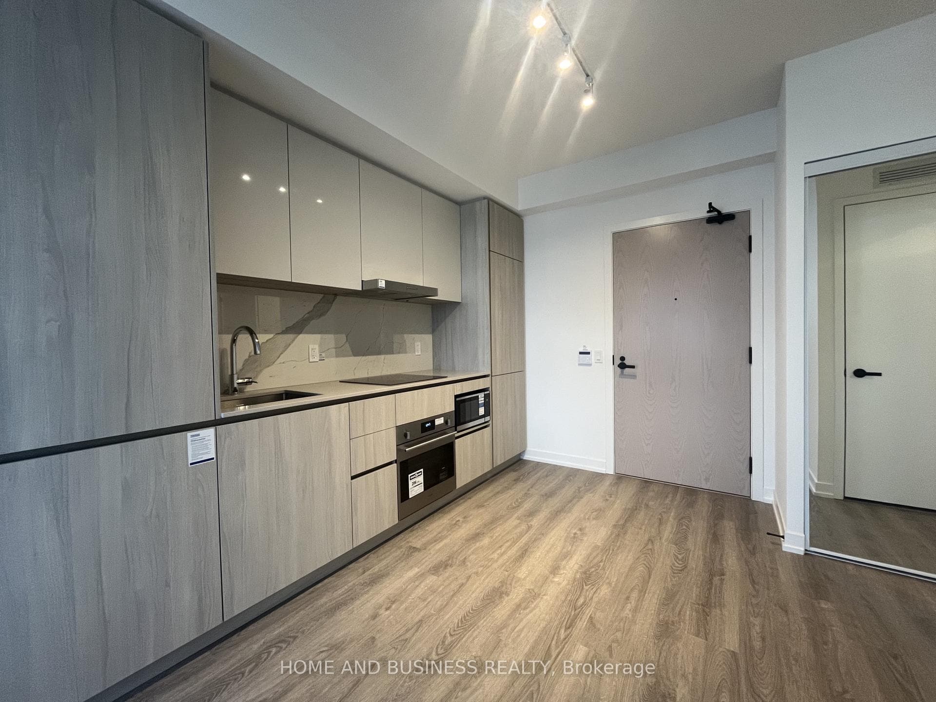 8 Interchange Way Unit 703 photo 13