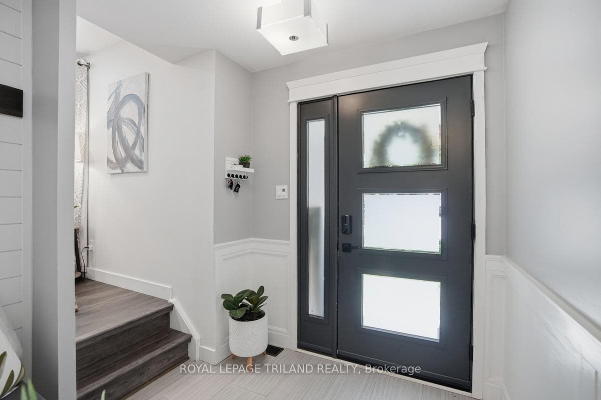 255 Highview Crescent photo 5