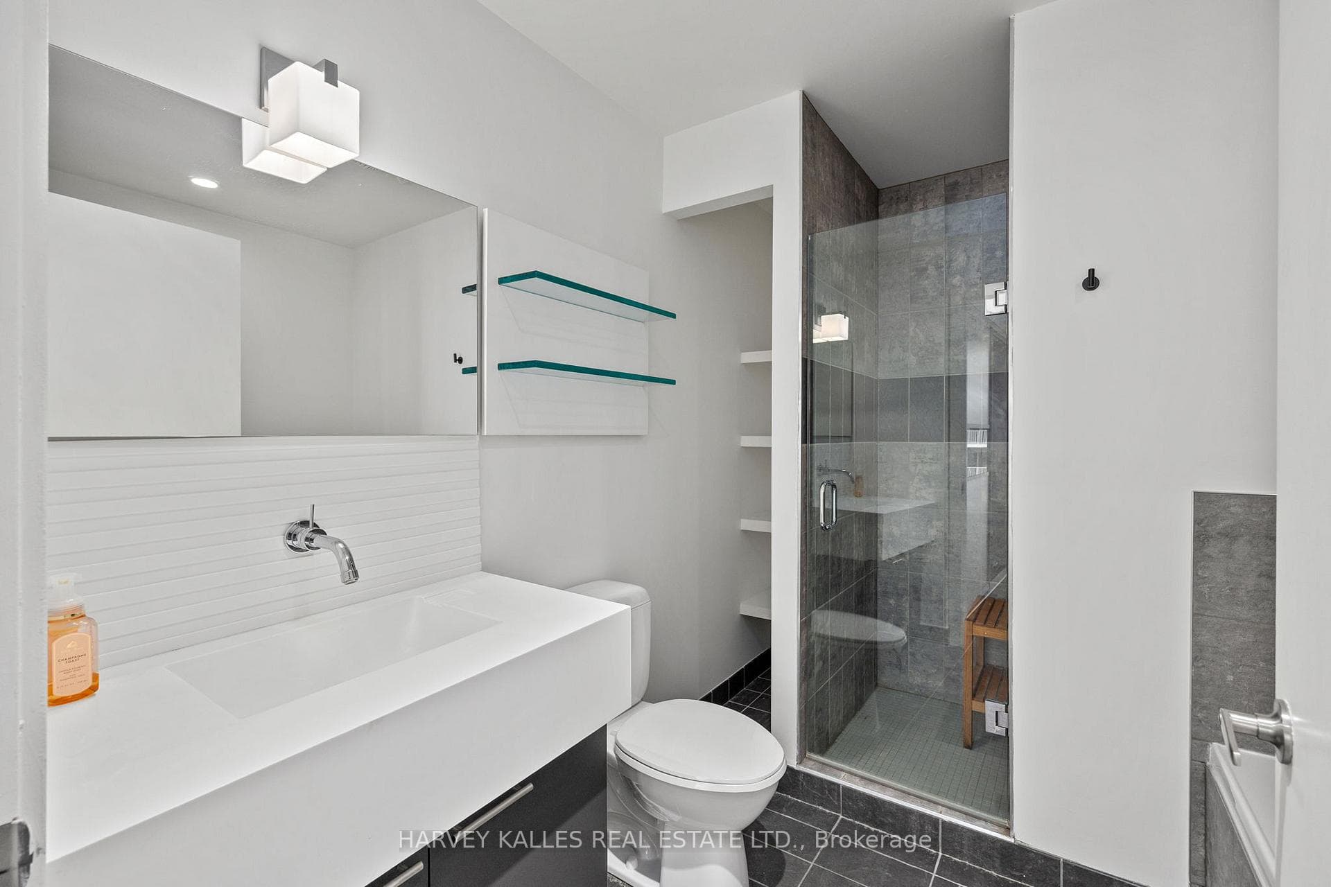 552 Wellington Street Unit 1305 photo 17